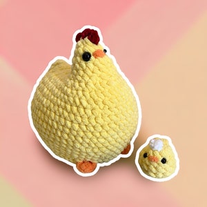 Puede incluir: Un pollo de crochet amarillo con una cresta roja y patas naranjas, y un pollito de crochet amarillo más pequeño con una cresta blanca y patas naranjas.