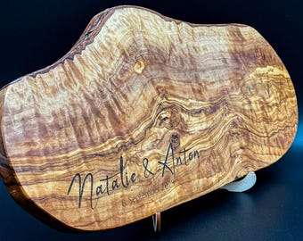 Regalo de boda escrito a mano, tabla de cortar con nombre para la boda, tabla de madera de olivo como regalo de compromiso - aniversario - minimalista