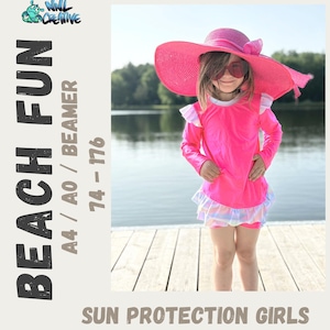 Könnte beinhalten: Ein Kind in einem leuchtend pinkfarbenen Sonnenschutz-Ensemble, bestehend aus einem langärmeligen Oberteil, Shorts und einem breitkrempigen Hut. Das Outfit hat Rüschenakzente. Der Text auf dem Bild lautet "BEACH FUN" und "SUN PROTECTION GIRLS".