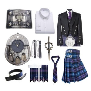 Puede incluir: Un atuendo tradicional de kilt escocés con una chaqueta negra, un kilt morado y azul, una camisa blanca, un sporran plateado, una hebilla de cinturón plateada, un pin de kilt plateado, una correa de cuero negra, una corbata morado y azul y un par de calcetines de kilt morado y azul.