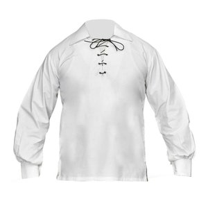 Puede incluir: Una camisa blanca de manga larga con cuello de encaje y cordones negros. La camisa tiene un corte holgado y un aspecto ligeramente fruncido en los hombros.