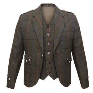 Puede incluir: Un traje de tweed de tres piezas en un patrón de cuadros verdes y marrones. La chaqueta tiene solapas con muescas, charreteras y botones decorativos. El chaleco tiene una parte delantera abotonada. Un estilo clásico.