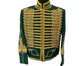 Könnte beinhalten: Dunkelgrüne Jacke im Militärstil mit goldfarbenen Verzierungen und dekorativen Akzenten. Die Jacke hat mehrere Reihen goldfarbener Borten und aufwendige Stickereien an Ärmeln und Kragen. Sie hat einen hohen Kragen und eine taillierte Passform.