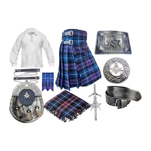Puede incluir: Un kilt de tart&aacute;n azul y morado con una camisa blanca, un sporran plateado, una hebilla de cintur&oacute;n plateada, un pin de kilt plateado, una espada de kilt plateada y una bufanda de kilt de tart&aacute;n azul y morado.