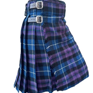 Puede incluir: Un kilt de tart&aacute;n azul y morado con un cintur&oacute;n de cuero negro y hebillas. El kilt tiene un borde con flecos.