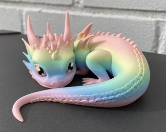 Babydrache mit handbemalten Augen - Regenbogenfarben