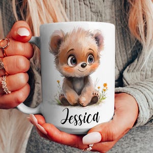 Caneca personalizada de urso – Presente fofo para filhote de urso – Caneca de café com nome personalizado para ela, presente para amante de ursos, caneca de animal, decoração de floresta, caneca de vida selvagem