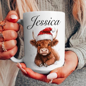 Caneca personalizada de vaca das Terras Altas, caneca de Natal com nome personalizado, presente fofo para amantes de coo das Terras Altas no inverno, presente de animal de Natal, presente de Natal para ela
