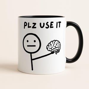 Pode incluir: Caneca de cerâmica branca com interior e alça pretos. A caneca apresenta uma ilustração de desenho animado em preto e branco de um boneco palito segurando um cérebro, com o texto "PLZ USE IT" acima.