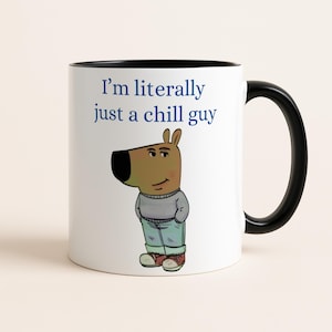 Puede incluir: Taza de cerámica blanca con interior y asa negros. La taza presenta una ilustración de dibujos animados de un personaje parecido a un perro con un suéter y jeans, con el texto "I'm literally just a chill guy" en azul.
