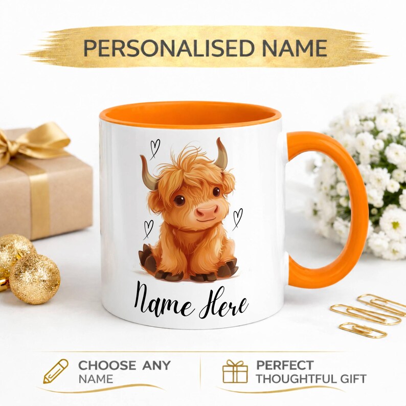 Pode incluir: Caneca de cer&acirc;mica branca com interior e al&ccedil;a laranja. A caneca apresenta uma ilustra&ccedil;&atilde;o de vaca Highland com cora&ccedil;&otilde;es e o texto "Name Here". O banner superior diz "PERSONALISED NAME".