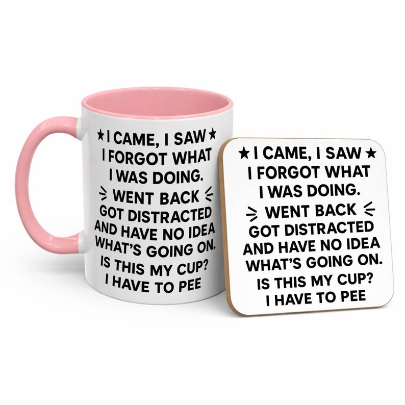 K&ouml;nnte beinhalten: Wei&szlig;e Keramik-Tasse mit rosa Innenraum und Henkel, sowie ein passender Untersetzer. Beide Artikel zeigen den Text "I CAME, I SAW, I FORGOT WHAT I WAS DOING" in Schwarz, mit einem Stern.