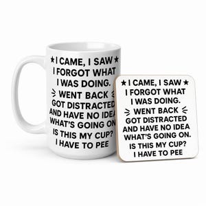 K&ouml;nnte beinhalten: Wei&szlig;es Keramik-Tassen- und Untersetzer-Set. Die Tasse und der Untersetzer haben denselben humorvollen Text: &bdquo;Ich kam, sah, verga&szlig;, was ich tat...&ldquo; Die Tasse hat einen gro&szlig;en Henkel.