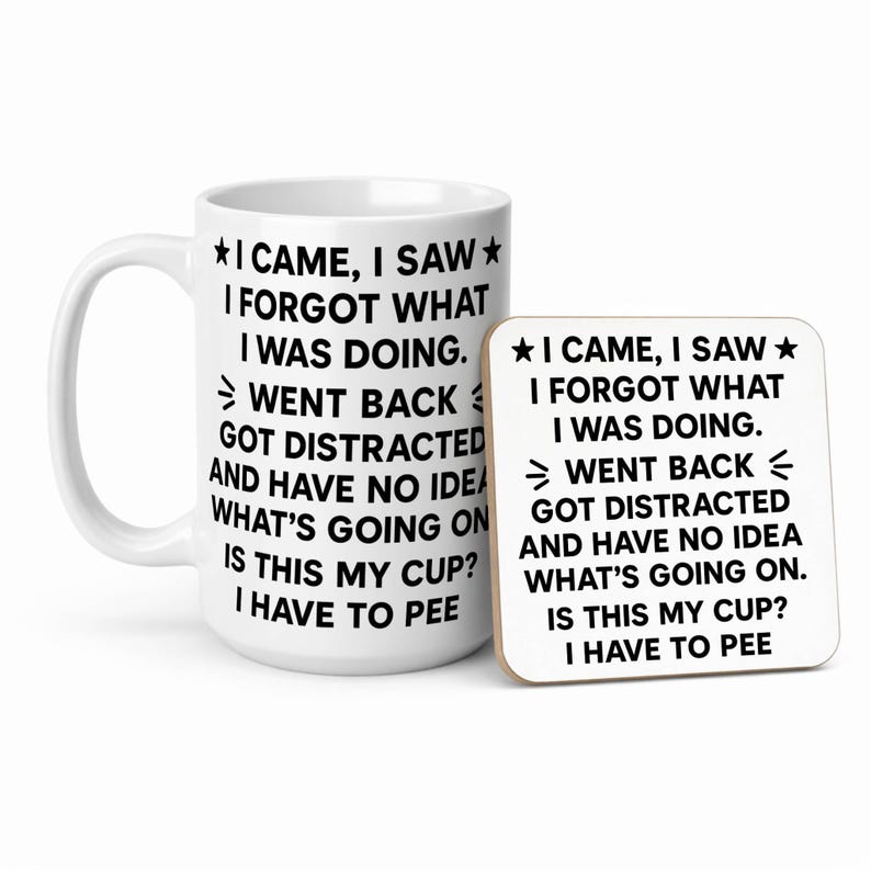 K&ouml;nnte beinhalten: Wei&szlig;es Keramik-Tassen- und Untersetzer-Set. Die Tasse und der Untersetzer haben denselben humorvollen Text: &bdquo;Ich kam, sah, verga&szlig;, was ich tat...&ldquo; Die Tasse hat einen gro&szlig;en Henkel.