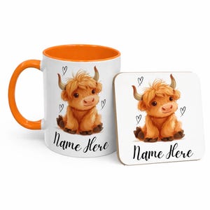 Pode incluir: Caneca de cer&acirc;mica branca com al&ccedil;a e interior laranja, com uma ilustra&ccedil;&atilde;o de vaca Highland. Uma base quadrada correspondente tamb&eacute;m &eacute; mostrada. Ambos os itens t&ecirc;m o texto "Name Here" e pequenos rabiscos de cora&ccedil;&atilde;o.