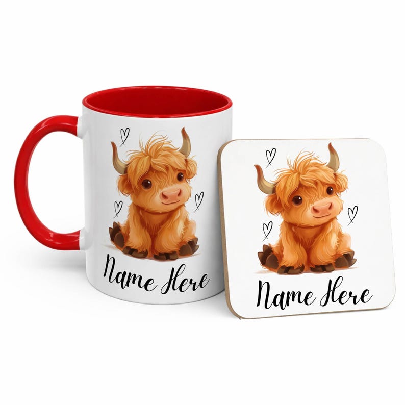 Pode incluir: Uma caneca de cer&acirc;mica branca com interior e al&ccedil;a vermelhos e um porta-copos quadrado a condizer. Ambos apresentam uma ilustra&ccedil;&atilde;o de desenho animado de uma vaca das Terras Altas com o texto "Name Here" em escrita preta e pequenos rabiscos de cora&ccedil;&atilde;o.