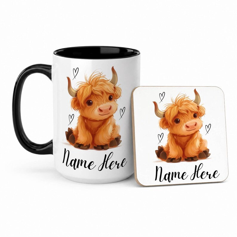 Pode incluir: Uma caneca de cer&acirc;mica branca com interior e al&ccedil;a pretos, e um porta-copos a condizer. Ambos apresentam uma ilustra&ccedil;&atilde;o em aquarela de uma vaca das Terras Altas com cora&ccedil;&otilde;es e o texto "Name Here".