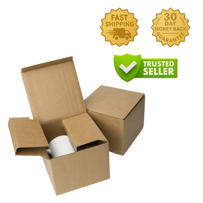K&ouml;nnte beinhalten: Eine wei&szlig;e Keramiktasse in einem braunen Karton mit Schutzeinlagen. Die Box ist ge&ouml;ffnet und zeigt die Tasse, eine weitere geschlossene Box ist sichtbar. Goldene Stern-Abzeichen mit Text befinden sich in der oberen rechten Ecke.