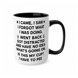 K&ouml;nnte beinhalten: Wei&szlig;er Keramikbecher mit schwarzem Innenraum und Henkel. Der Becher zeigt den Text "I CAME, I SAW, I FORGOT WHAT I WAS DOING. WENT BACK, GOT DISTRACTED AND HAVE NO IDEA WHAT'S GOING ON. IS THIS MY CUP? I HAVE TO PEE."
