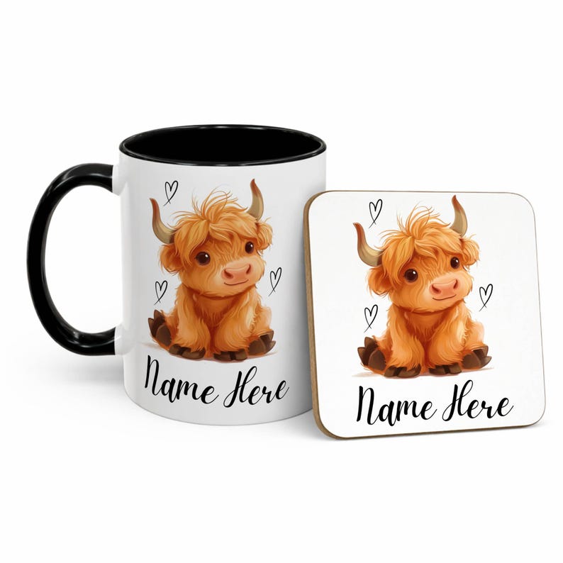 Pode incluir: Uma caneca de cer&acirc;mica branca com al&ccedil;a e borda pretas, e uma base para copos a condizer. Ambos apresentam uma ilustra&ccedil;&atilde;o em aquarela de uma vaca Highland, o texto "Name Here" e pequenos cora&ccedil;&otilde;es.