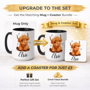 Pode incluir: Caneca branca com al&ccedil;a e interior pretos, apresentando uma ilustra&ccedil;&atilde;o de uma vaca Highland chamada Elsie. A imagem tamb&eacute;m mostra um porta-copos correspondente com o mesmo design e o texto "Upgrade to the Set".
