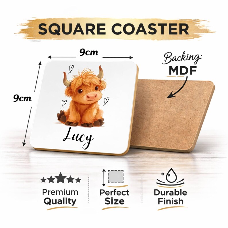 Pode incluir: Base quadrada de 9 cm x 9 cm com uma ilustra&ccedil;&atilde;o de uma vaca Highland chamada Lucy. A base tem um verso em MDF. O texto inclui "SQUARE COASTER", "Premium Quality", "Perfect Size" e "Durable Finish".