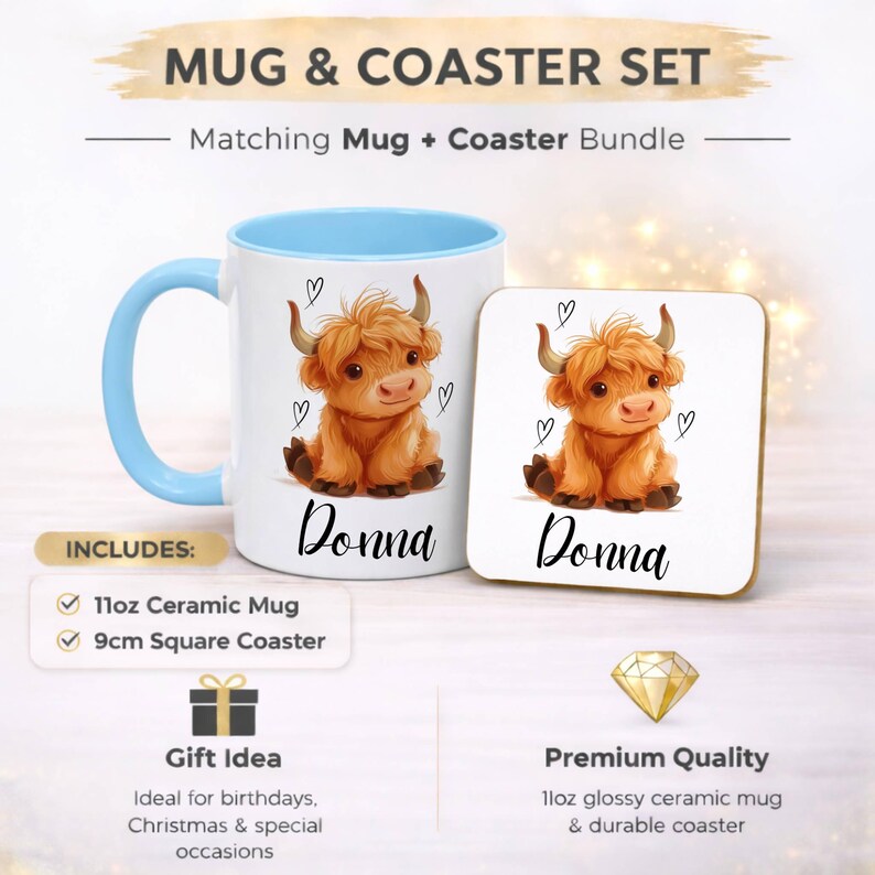 Pode incluir: Conjunto de caneca e base com ilustra&ccedil;&atilde;o de vaca Highland e o nome "Donna". A caneca tem interior e al&ccedil;a azul claro. O conjunto inclui uma caneca de 31 cl e uma base quadrada de 9 cm.