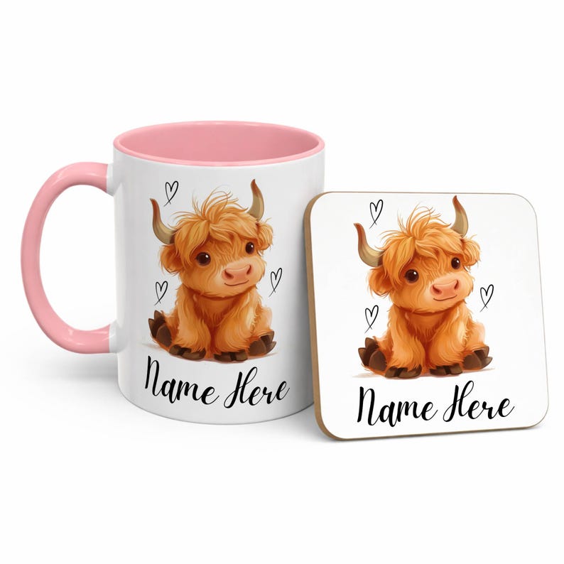 Pode incluir: Uma caneca de cer&acirc;mica branca com interior e al&ccedil;a rosa, e um porta-copos quadrado a condizer. Ambos apresentam uma ilustra&ccedil;&atilde;o de desenho animado de uma vaca das Terras Altas com o texto "Name Here" e pequenos rabiscos de cora&ccedil;&atilde;o. A vaca &eacute; castanha com pequenos chifres.