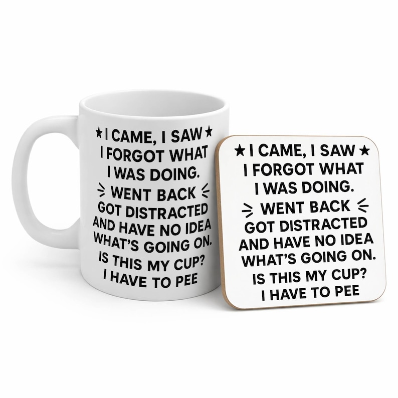 K&ouml;nnte beinhalten: Wei&szlig;es Keramik-Tassen- und Untersetzer-Set mit schwarzem Text. Tasse und Untersetzer haben denselben humorvollen Text: &bdquo;Ich kam, sah, verga&szlig;, was ich tat. Ging zur&uuml;ck, wurde abgelenkt und habe keine Ahnung, was los ist. Ist das meine Tasse? Ich muss pinkeln."