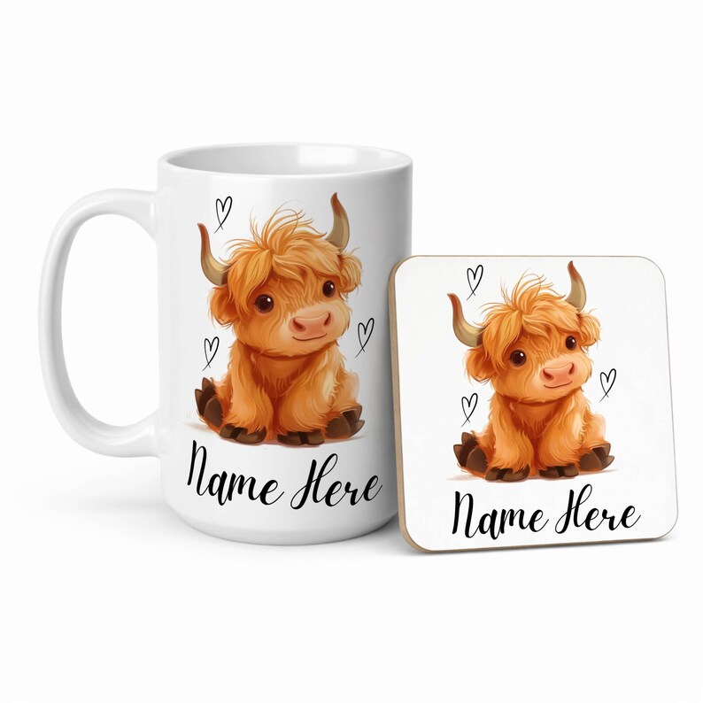 Pode incluir: Uma caneca de cer&acirc;mica branca e uma base quadrada com uma ilustra&ccedil;&atilde;o em aquarela de um bezerro de vaca Highland. O bezerro &eacute; laranja e marrom com pequenos chifres e cora&ccedil;&otilde;es pretos. O texto "Name Here" est&aacute; abaixo.
