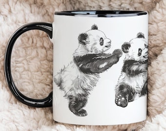 Niedlicher Panda Geschenkbecher, entzückende 11 Unzen PandaBear KaffeeMug, verspielte Wickelbärentasse, süße handgezeichnete Tier Teetasse, liebenswerte BabyPanda Tasse