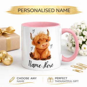 Pode incluir: Caneca de cer&acirc;mica branca com interior e al&ccedil;a rosa, com uma ilustra&ccedil;&atilde;o de uma vaca Highland. A caneca tem o texto "Name Here" e "Personalised Name". A parte inferior da caneca diz "Choose Any Name" e "Perfect Thoughtful Gift".