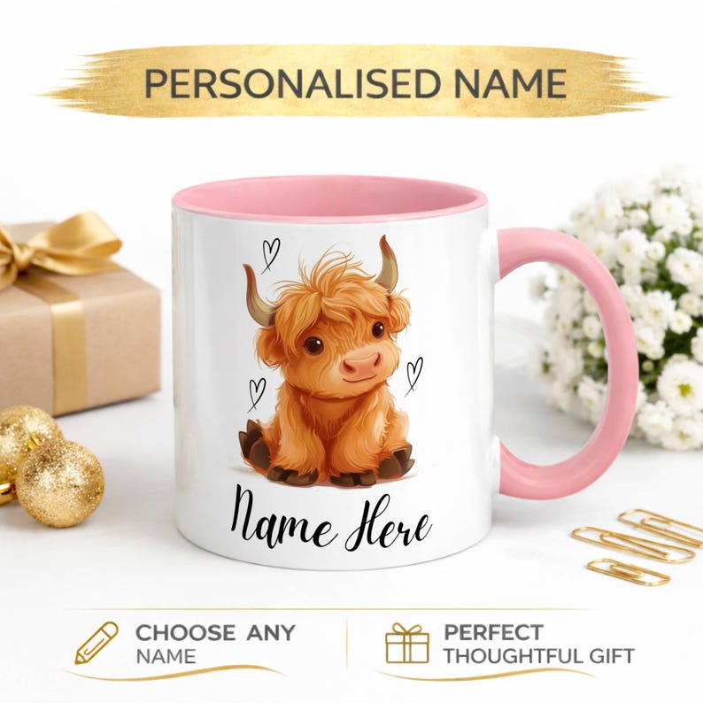 Pode incluir: Caneca de cer&acirc;mica branca com interior e al&ccedil;a rosa, com uma ilustra&ccedil;&atilde;o de uma vaca Highland. A caneca tem o texto "Name Here" e "Personalised Name". A parte inferior da caneca diz "Choose Any Name" e "Perfect Thoughtful Gift".