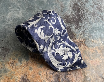 Vintage Christian Dior Krawatte aus blauer Seide mit Blumendruck – stilvolles Herrenaccessoire, luxuriöses Designer-Modestück