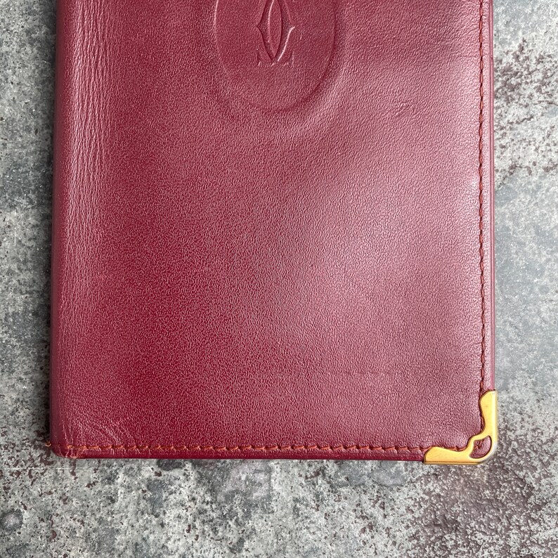 Cartier Card Wallet Auténtico para mujer / Accesorios vintage Diseñador Regalo de lujo para ella / Envío gratuito a todo el mundo / Cuero burdeos retro imagen 2