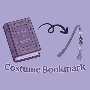 Può includere: Illustrazione viola di un libro con il testo "YOUR FAV BOOK" e un segnalibro decorativo. Il segnalibro ha un design a motivi e ciondoli pendenti. Le parole "Costume Bookmark" sono in basso.