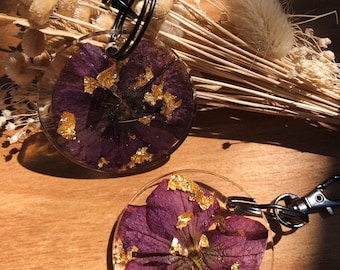 Harz-Schlüsselanhänger mit getrockneten Blumen – natürliche Eleganz