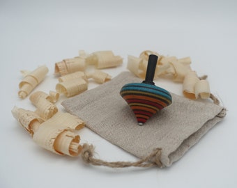 Toupie en bois décoré multicolore tournée à la main : objet traditionnel et élégant