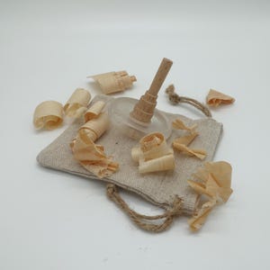 Handgedrechselter Kreisel aus Holz und Epoxidharz: traditionelles und elegantes Objekt