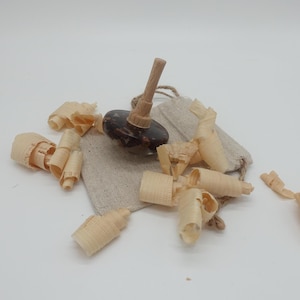 Handgedrechselter Holzkreisel: ein traditionelles und elegantes Objekt