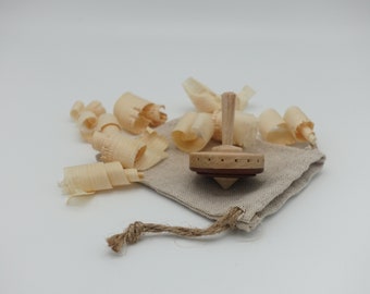 Toupie en bois tournée à la main : jouet traditionnel et élégant