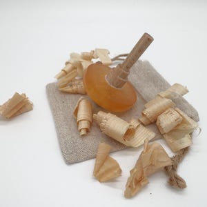 Handgedrehter gelber Harzkreisel