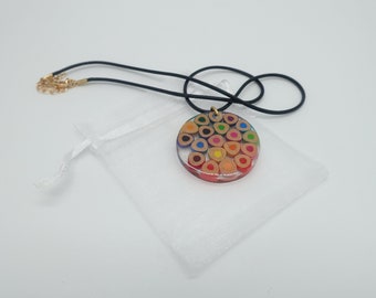 Collier original avec pendentif en résine Epoxy et crayons de couleur