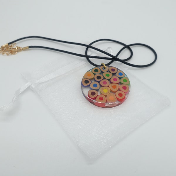 Collier original avec pendentif en résine Epoxy et crayons de couleur