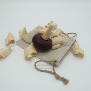 Handgedrechselter Holzkreisel: traditionelles und elegantes Spielzeug