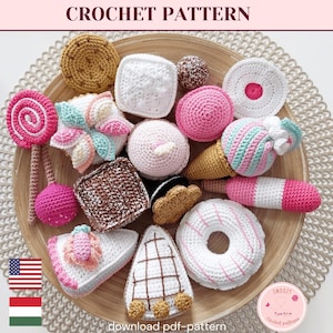 Op de afbeelding: Een verzameling gehaakte etenswaren, waaronder een donut, een taart, een ijshoorn, een lolly en verschillende snoepjes, gerangschikt op een houten bord. De gehaakte items zijn gemaakt in verschillende kleuren, waaronder roze, wit, bruin en geel. De afbeelding bevat de tekst "download pdf-patroon".