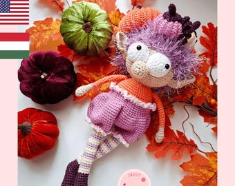 Może przedstawiać: Szydełkowa lalka w różowej sukience i w paski legginsy, otoczona aksamitnymi dyniami i jesiennymi liśćmi. Widoczny tekst "CROCHET PATTERN" i "download pdf-pattern".