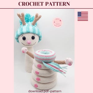 Op de afbeelding: Haakpatroon voor een sneeuwpop met een blauw-wit gestreepte muts, een roze neus en een blauw-witte sjaal. De sneeuwpop is gemaakt van vijf gehaakte cirkels. Het patroon is beschikbaar om te downloaden als PDF.