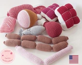 Könnte beinhalten: Häkelmuster für ein Set an Amigurumi-Spielzeug zum Thema Essen, darunter ein Schinken, eine Wurst, ein Hähnchenschenkel, ein Fisch und mehrere kleinere Würste. Die Spielzeuge sind aus rosa, rotem, weißem und grauem Garn gefertigt. Das Bild enthält den Text "CROCHET PATTERN" und "download pdf-pattern".