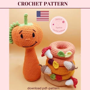 Puede incluir: Patrón de crochet para una calabaza y una pila de anillos con setas y bellotas. El patrón está disponible para descargar en formato PDF. El patrón es de "Smoozy Crochet Patterns".